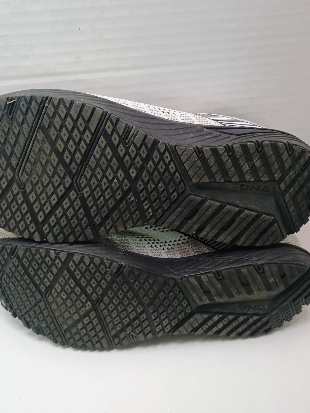 Brooks Revel 6 White Black Gray Athletic Running Shoe Sneakers 1203861B121 Sz 11